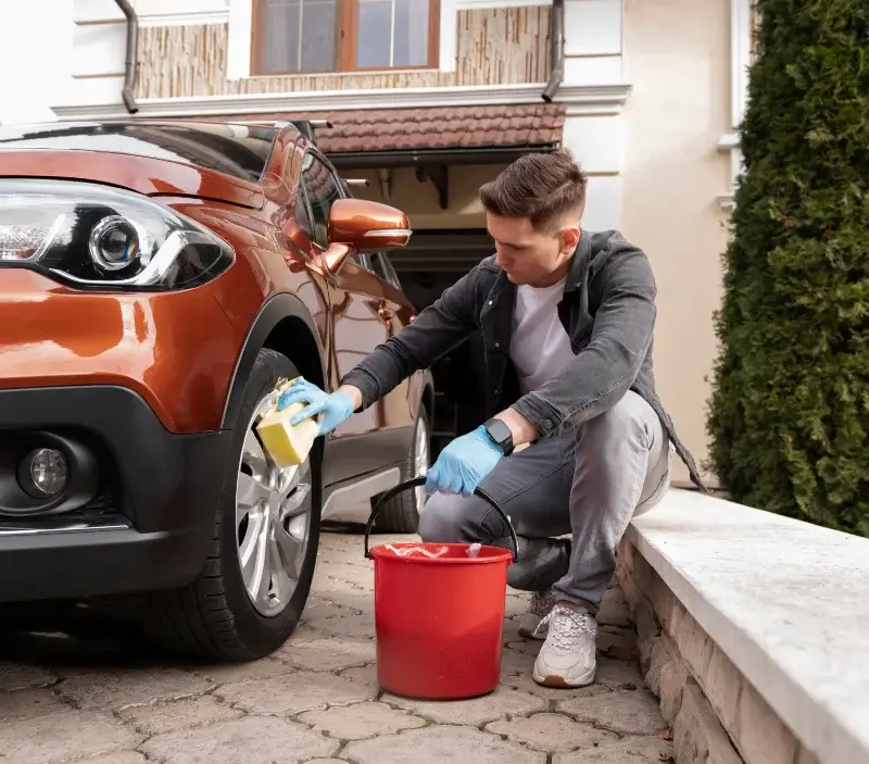 Lavage auto à domicile Vouneuil-sous-Biard : professionnel intervenant sur un véhicule